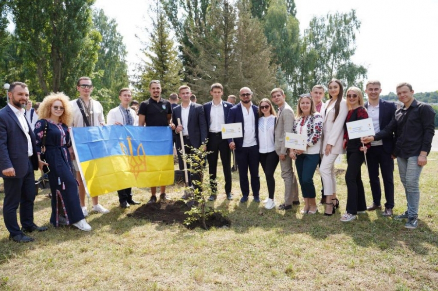 Сумівці з Канади, Франції та Естонії долучилися до створення Саду незалежності