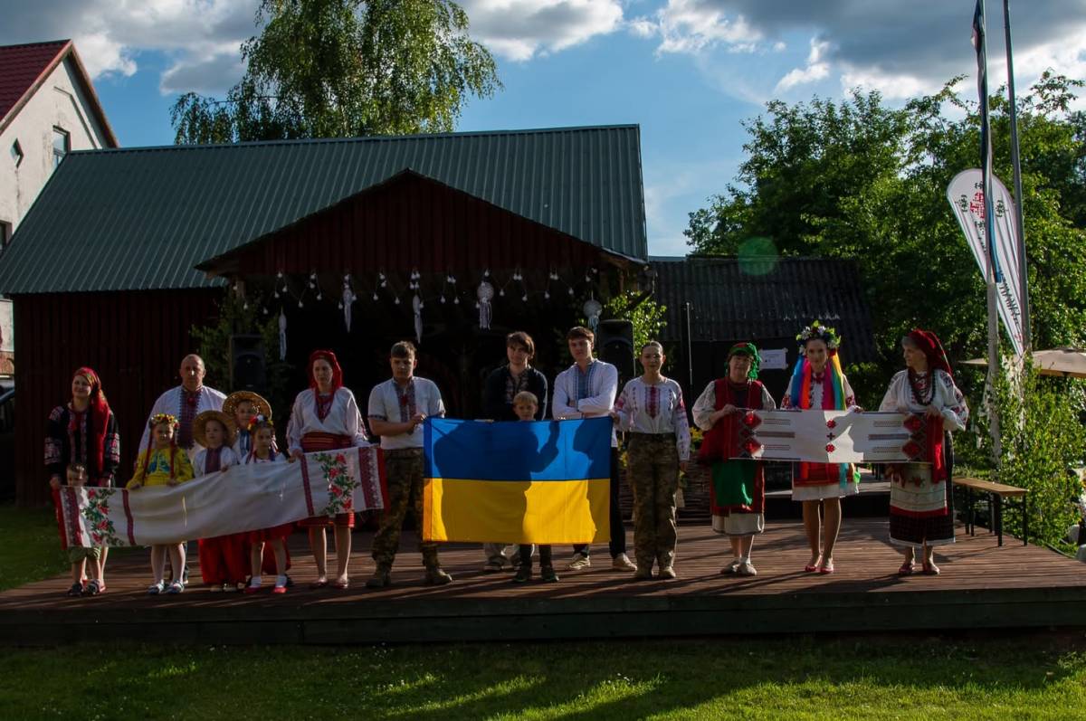 Valga „Kalyna“ tutvustas Lüllemäe jaanitulel Ukraina Kupala kombeid