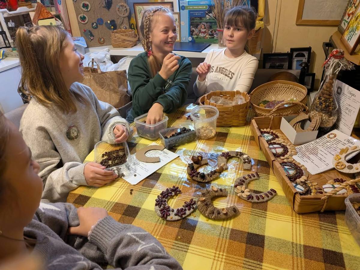 Vodograi youth hold a Mindful Art workshop with natural materials